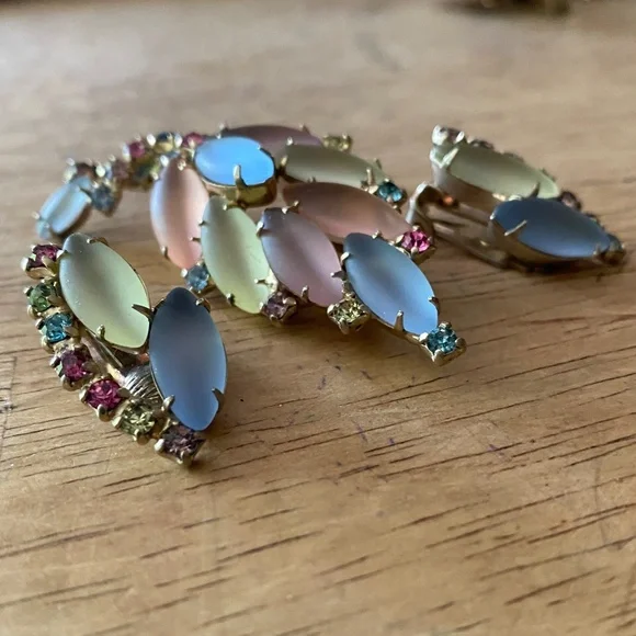 1950s vintage brooch and clip on earring set. Frosted glass stones - Picture 2 of 3